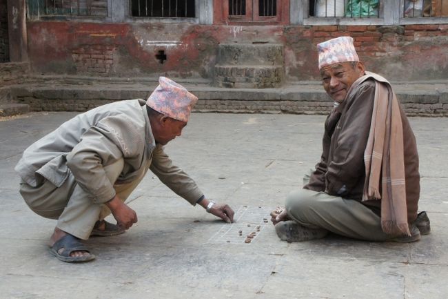 働き者の女性たちに比べて、ぶらぶらしている印象が強い男性。<br /><br />先ほどの広場でも、バックギャモンのようなゲームに興じていました。