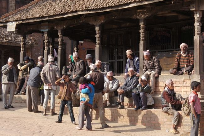 ぶらぶらしているおじいさんたち。