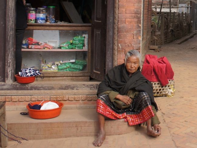 おばあさんは、店番をしながら編み物もしているみたいですね。今は休憩中。