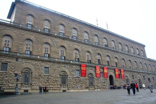 そして、ピッティ宮。<br />パラティーナ美術館とトスカーナ大公の住まいであった、パラッツォを見学します。<br />ピッティ宮の庭園ボーボリ庭園は、天気が悪いし、時間が無いので入りません。<br />また、フィレンツェに来なくては。