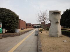 「千葉県立美術館」がありました。
ポートタワーから歩いて5分ぐらいのため、立ち寄ってみるのもよいですね。