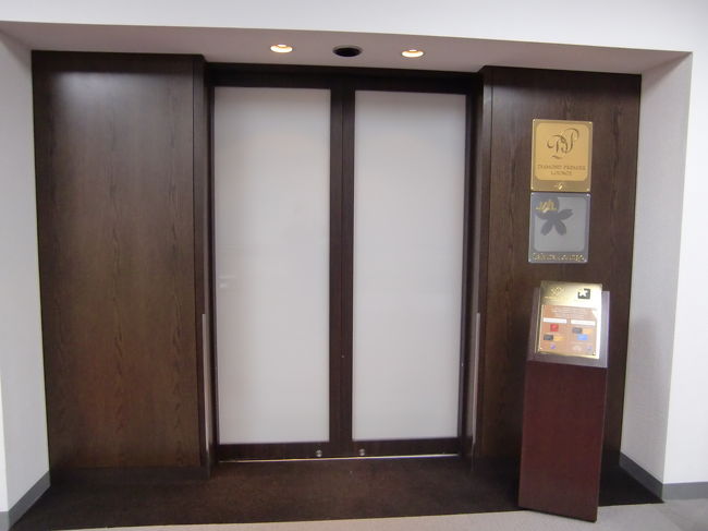 ファーストを利用したことがあるのでラウンジは初めてではありませんが、<br />エコノミー利用でのラウンジ入室は初めて。<br /><br />遂にサクララウンジデビューです。