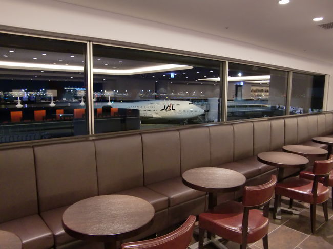 窓の外には退役が近づいたジャンボことB747-400が、<br />この日は沖縄線で運用に就いていたようです。