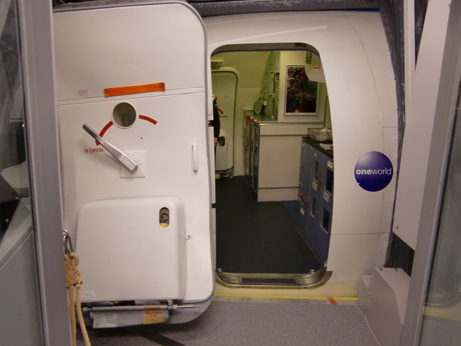 シップサイドにて。<br /><br />飛行機を撮影するには位置が悪く搭乗機の写真は撮りませんでしたが、<br />今回のシップはB737-400、機番JA8931です。