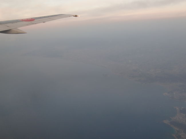 飛行機は6:31に1番スポットを出発し延々とD滑走路までタキシング、<br />D滑走路05から6:50に離陸しました。<br /><br />石垣空港までの飛行時間は3時間35分、現地の天候は曇り気温19℃とのこと。