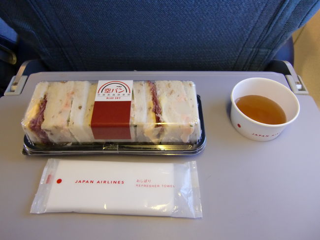 ドリンクはさんぴん茶を頂き羽田空港で買ったサンドイッチで朝食です。
