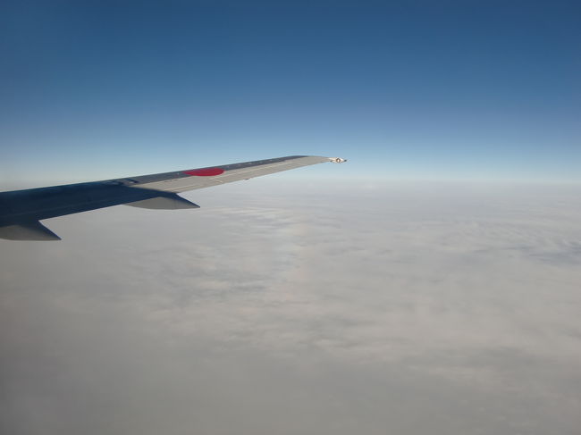 この日は全国的に大荒れの天気で厚い雲に覆われて地上の様子は見えませんでした。<br /><br />コックピットからのアナウンスによると、向かい風が強く速度が出ないため到着が若干遅れる由。