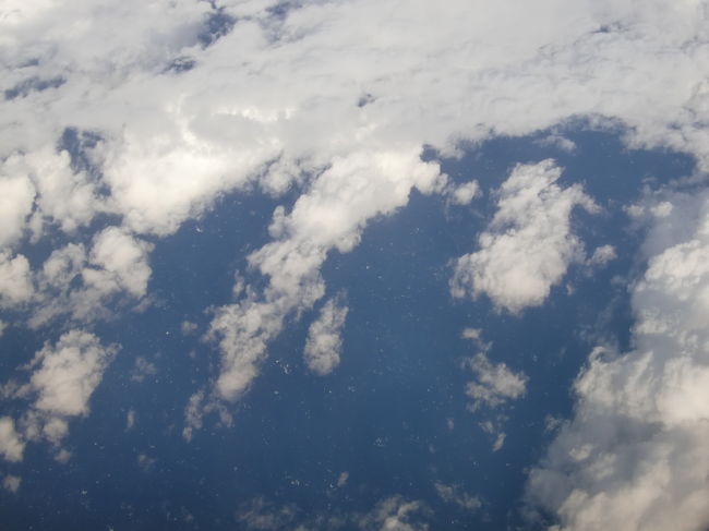 雲の切れ間から波頭が立っているのが見えます、海上は荒れているようです。