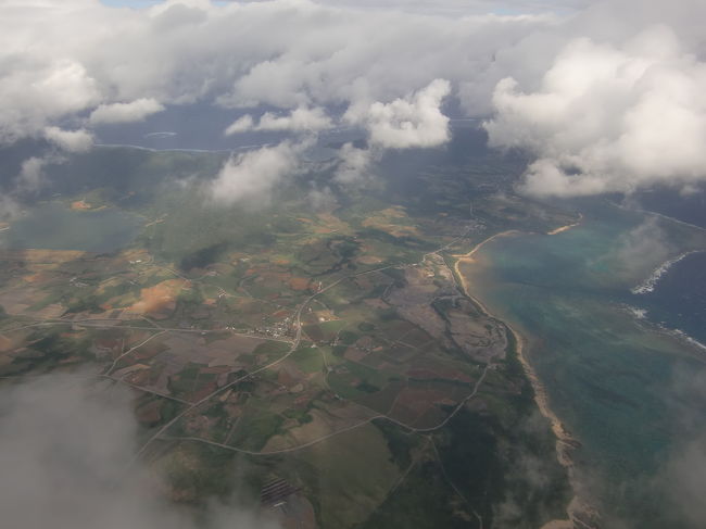 石垣島が近づいてきました。<br /><br />石垣空港へは滑走路04に10:09着陸。