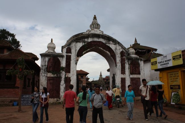 続いてはバクタプル。<br />観光客料金10＄を払い入り口を抜けるとそこは、