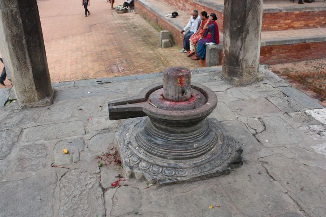 シヴァの象徴であるリンガ（ペニス）。ヨーニ（女陰）の上に立ってる。<br /><br />ヒンドゥー初心者の為いまいち美的センスというか、なんと言うか理解しがたい
