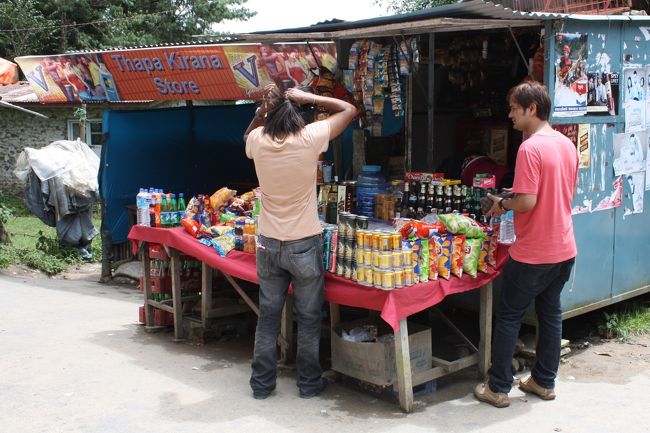 山中の売店で買い物する兄弟。<br />右　おばの彼<br />左　彼の兄