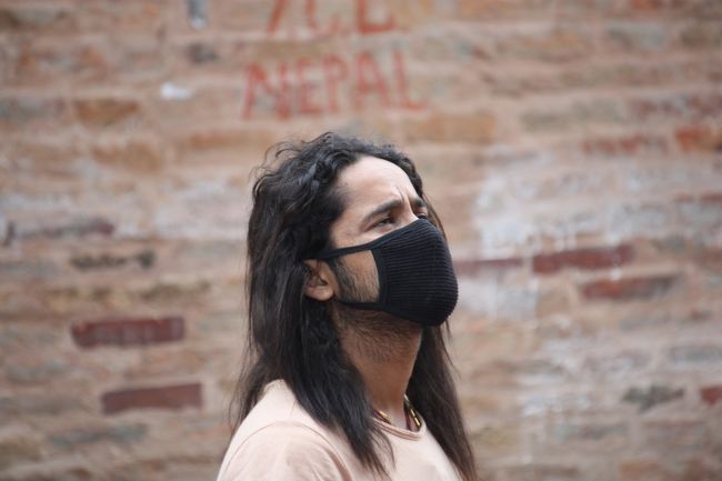 それを見上げる兄