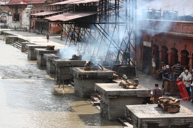 パシュパティナート！！！！<br /><br />さっそく火葬してます。