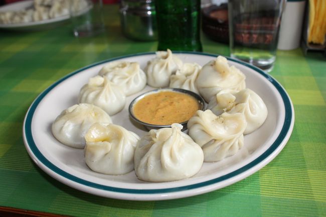 お昼はモモを食べました。<br /><br /><br />注文してから出てくるのが遅すぎて、兄が切れてました。