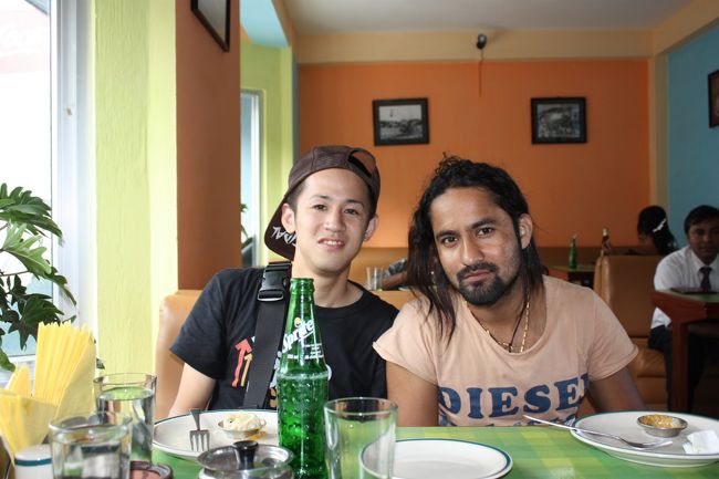 その兄です。<br /><br />かっけえええええええええええええええ<br /><br /><br />しかもTシャツDIESEL！！！！！！！！<br /><br />実はネパールで俳優やモデル業をしてるとかなんとか言ってました。<br /><br />はいはい。