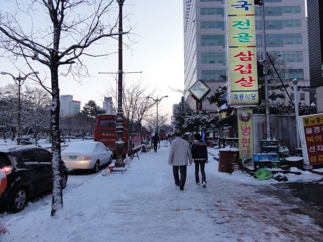 06:10　起床<br /><br />昨晩、ホテルのテレビで日本のＪＩＮが放送されており<br />ついつい見てしまったので、ちょっと眠たいのです。<br /><br />07:20　ロビー集合<br />荷物をバスに預け<br />3軒隣の朝食会場へ徒歩で移動します。