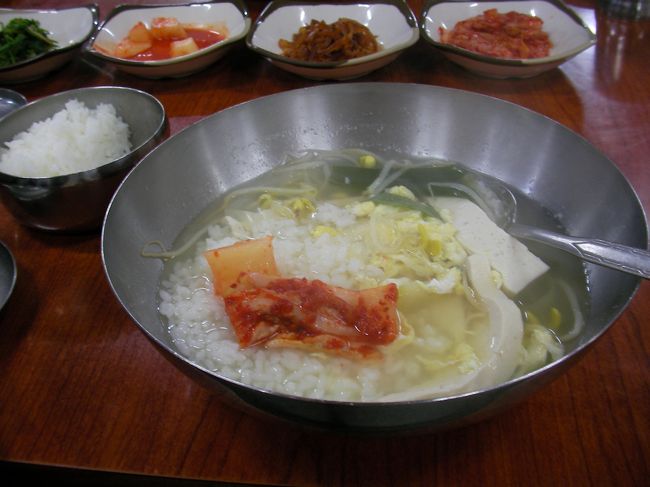 日本のもやしと違い<br />韓国のもやしは乾燥した土地で育てられているので<br />歯ごたえがかなりあります。<br /><br />そう言えば、キムチの白菜も韓国の白菜は同じ感じですね。<br />日本の白菜は水っぽくって、たよりないんだとコチラへ来て思いました。