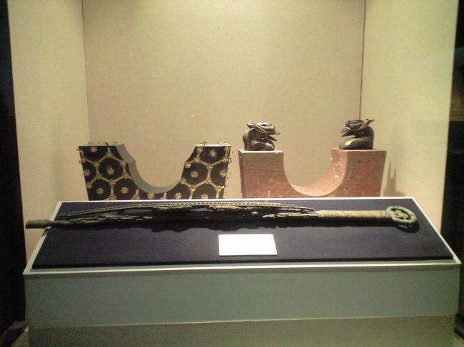 この武寧王陵で発掘された枕です。<br />