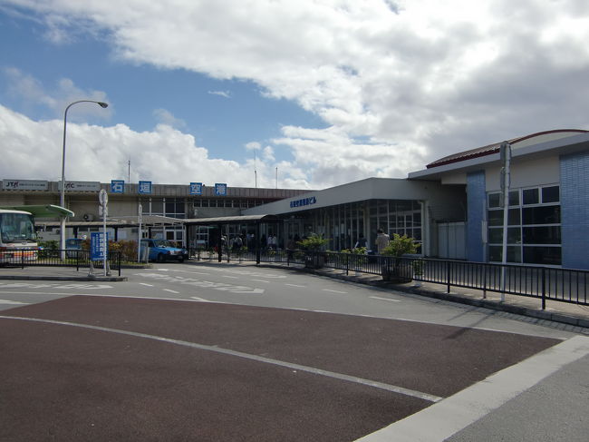 石垣空港<br /><br />与那国からの乗り継ぎで、一旦制限エリアの外へ出て次の便に乗り継ぎです。