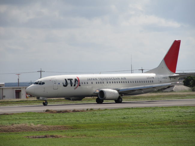展望デッキで暫し飛行機の撮影<br /><br />石垣空港は離島の空港ですが第3種空港の中では乗降客数は全国第2位、貨物取扱量は全国第1位を誇っているだけあって、<br />飛行機の便数も多く頻繁に離着陸が見られます。