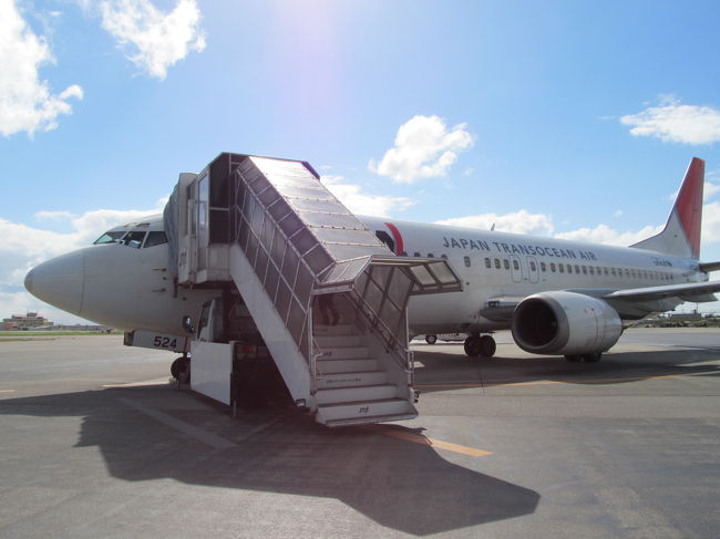 ターミナルからはバスで4番スポットへ<br /><br />搭乗機はB737-400、機番JA8524です。