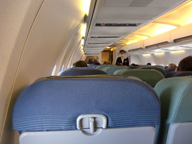 ベルトサインが消灯すると早速ドリンクサービス開始です。