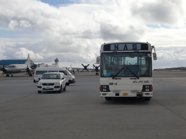 飛行機からターミナルまではバスで移動