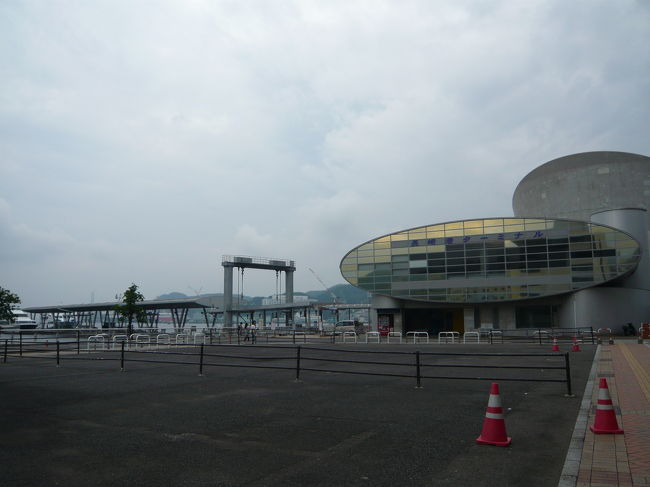 長崎港ターミナル。<br />軍艦島上陸は事前予約定員制。<br />当日キャンセル待ちもあったけど、確実に行くには要予約。<br /><br />軍艦島に上陸する桟橋は外洋に面しているので、上陸できるかは行ってみた時の波の高さなどの天候次第。<br />上陸できなかったら、島の周りをまわるだけの周遊コースに変更になるとか。<br />上陸できる確率は７割位らしい。