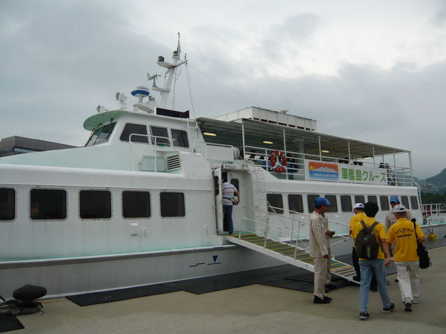 船に乗り込みます。<br />室内の客席もあるけど、上の階のデッキの一番外側の席をゲット。<br />結構、席取り合戦。