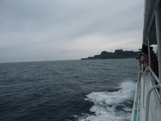 見えてきた。<br />・・けど、雨もちらほら・・風も・・波も・・<br />上陸できるか不安に・・<br /><br />