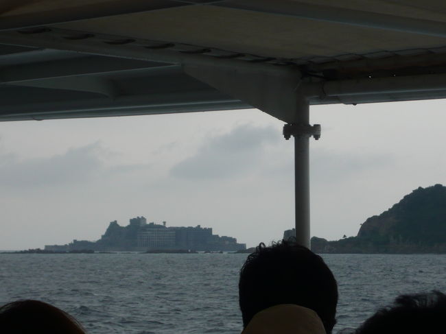 船内では、色のついたカードを渡され、色ごとに３班にわけられまそ。<br />上陸したら班ごとに観光とのこと。