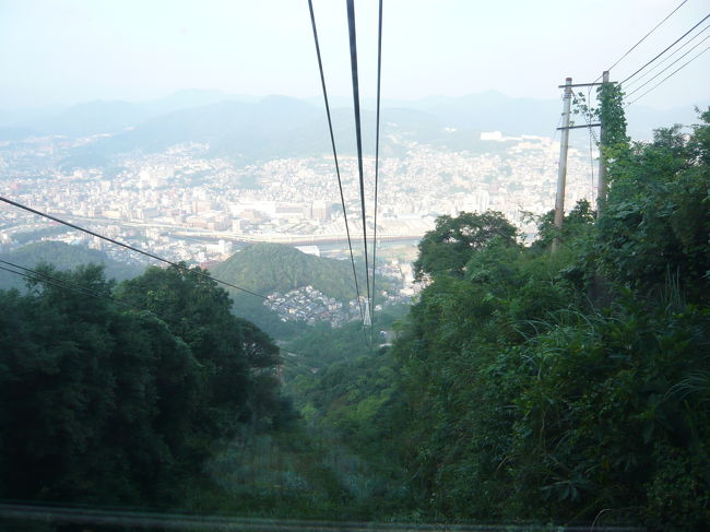長崎駅前から路線バスで稲佐山へ。<br />ロープウェイで山頂へ。