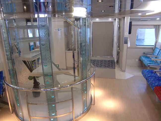 船に乗り込むとまだ真新しい匂いが。<br /><br />乗船して早速目に付くのは操舵室へ上がる螺旋階段、<br />階段を囲むガラスには泡をイメージしたガラスがはめ込まれています。
