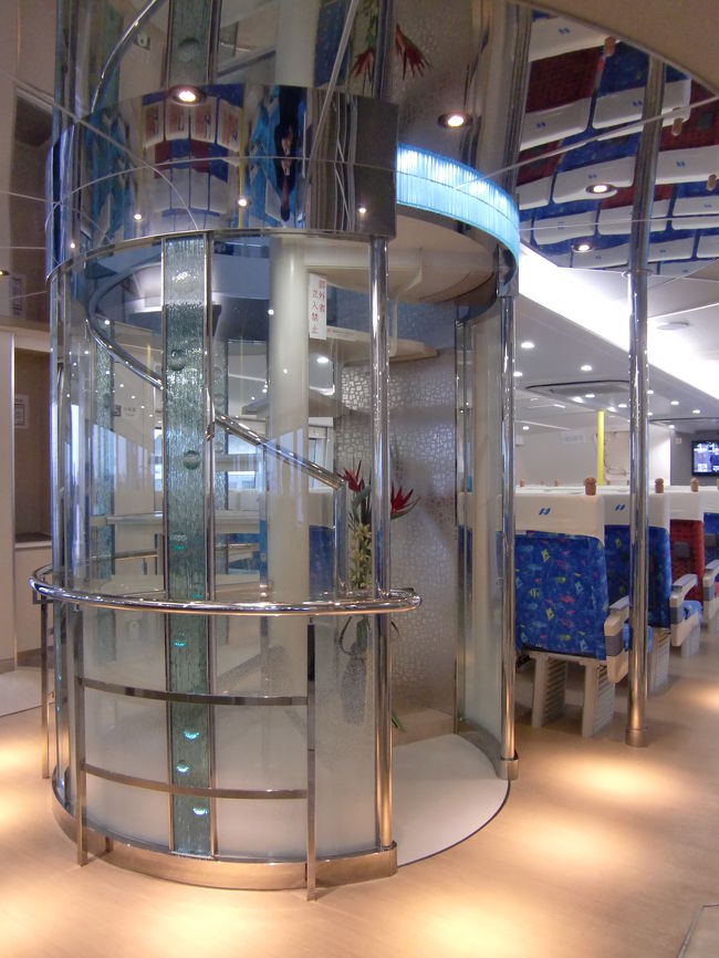 操舵室に上がる螺旋階段