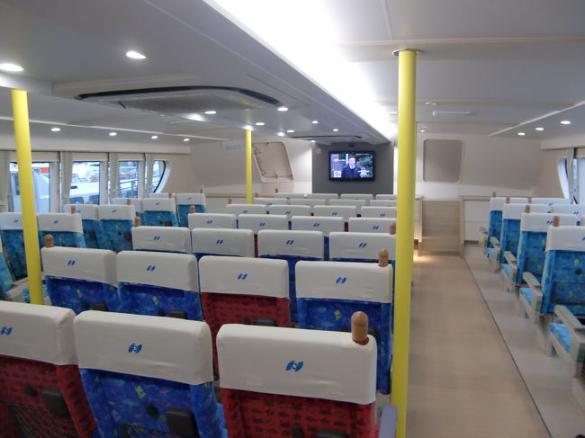 前方の客室<br /><br />座席は横に2-4-2の配列になっています。