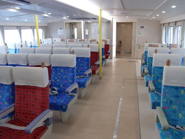 後方の客室<br /><br />最後方にトイレが3箇所あります。