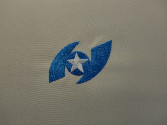 シートカバーには波照間海運のマークが刺繍されています。