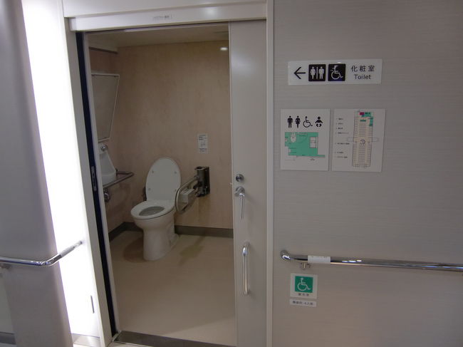 船内最後部にあるトイレ、広々としたバリアフリーの構造になっています。