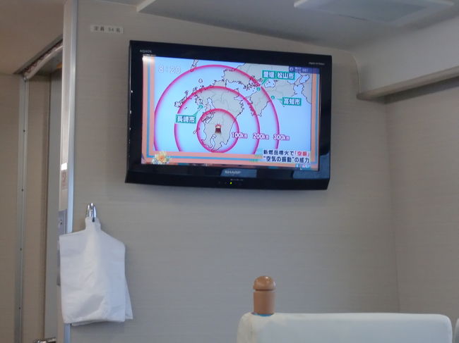 各客室の最前方にはテレビモニターがあります。<br /><br />ぶら下がっている袋がこの先の航海を暗示しています。