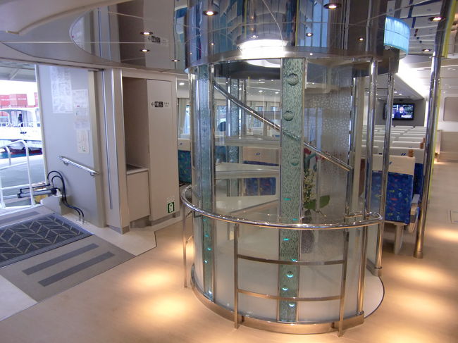 エントランス付近<br /><br />螺旋階段がどことなく優雅な雰囲気です。<br /><br />ワタクシは飛行機マニアなので初期型のボーイング747の螺旋階段のイメージを彷彿します。