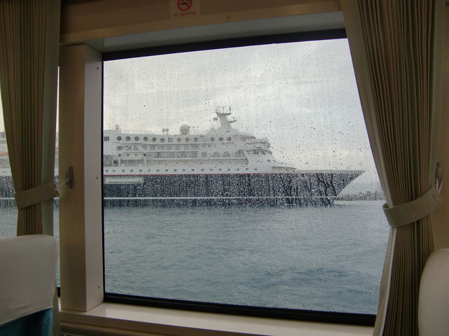 石垣港を出港<br /><br />大きな客船が停泊中でした。