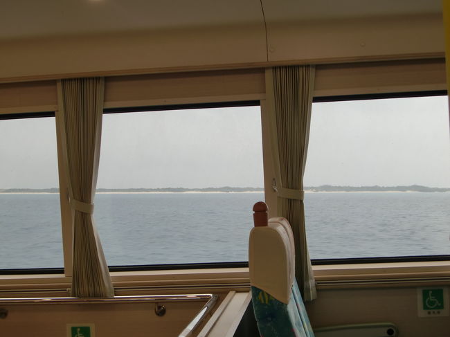 黒島沖<br /><br />この辺りまでは石西礁湖の中を航行するのであまり揺れませんが、<br />黒島沖を過ぎた辺りから外洋に出るためか急に揺れが大きくなります。<br /><br />通常の高速船とは異なる揺れで船体中央を軸に回転するようなヨーイングと<br />左右に揺れるようなスウェイングが感じられ、<br />この揺れに慣れてなく更に新車のような船内の匂いも相まって気分が悪くなりそうだったので念のため持ってきた酔い止めの薬を飲みました。