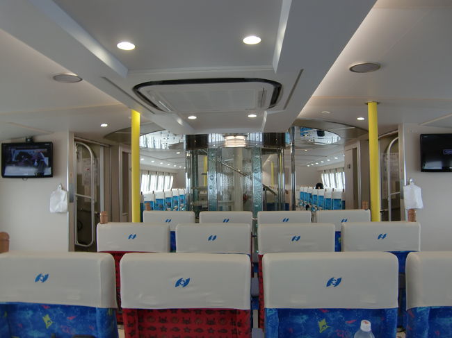 航行中の船内の様子<br /><br />この日は乗客も少なく真ん中の列を１列独占できたので、<br />肘掛を上げて横になりi-podで好きな音楽を聞き、<br />これに耐えれば波照間の美しい風景が待っているんだと自分に言い聞かせ揺れを凌ぎました。<br />寝ていて窓を見ると海と空が交互に見えてました、後半の揺れが結構堪えました。