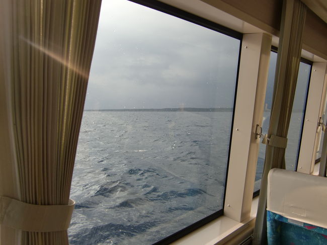 出港から約１時間経ち波照間島が見えてきました。