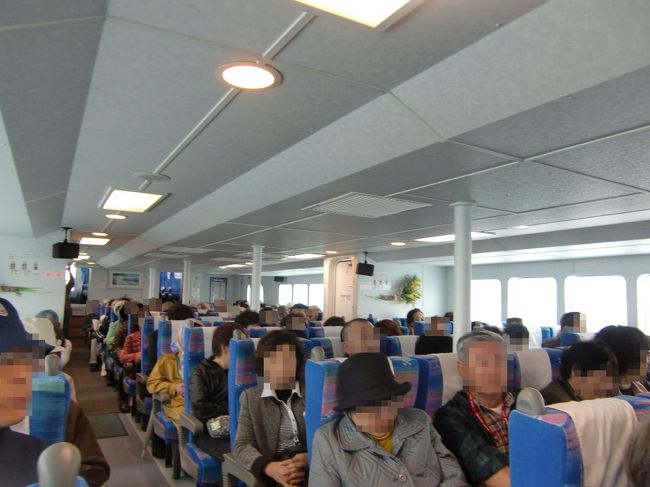 ぱいじまの船内の様子<br /><br />団体客と重なり見事に満席でした。<br /><br />竹富島は手近な離島なので団体ツアーのコースに組み入れられることが多いのでしょう。