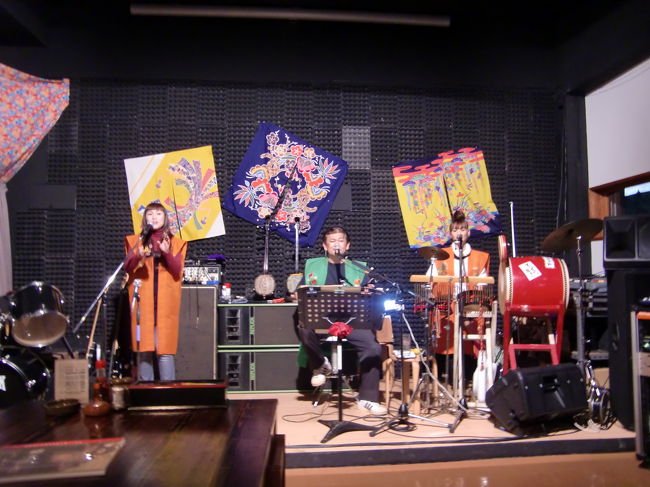 島唄ライブを聴きながら郷土料理に舌鼓