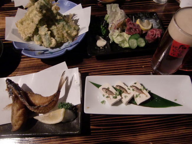 オオタニワタリの天ぷらに石垣牛の刺身、グルクン唐揚げ、スク豆腐、<br />飲み物は石垣島地ビールです。