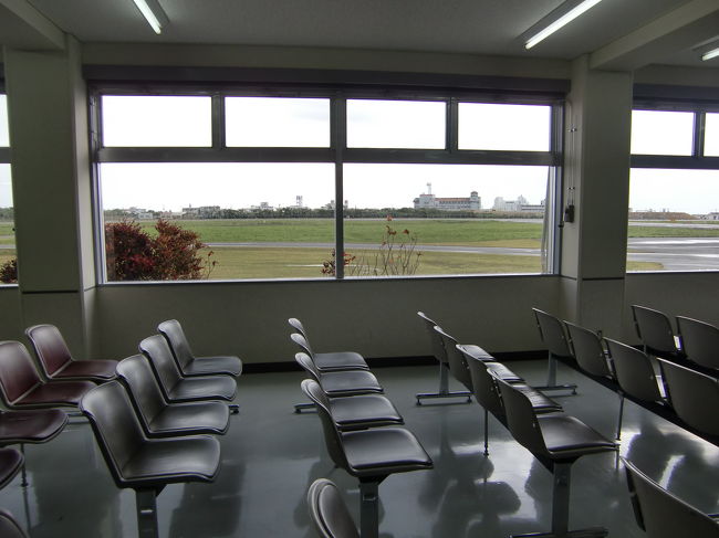 搭乗待合室から滑走路が間近に見えます。