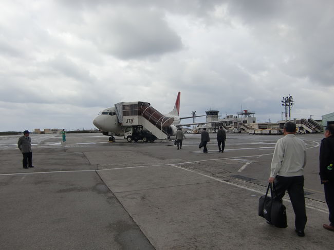 歩いて搭乗機へ。